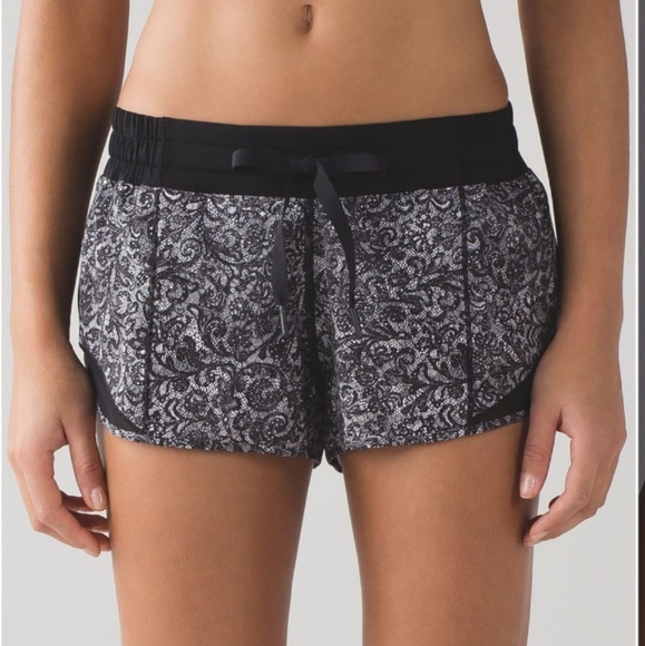 lululemon athletica Pants - Lululemon | Hotty Hot short (2 1/2")
